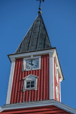 Kurtarıcımızın Saat Kulesi 'ne bakıyorum. Nuuk Limanı, Grönland yakınlarındaki.