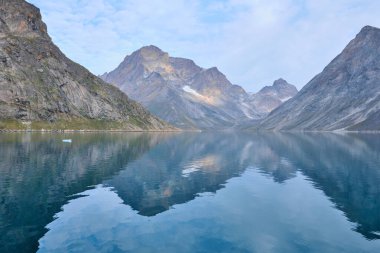 Sivri dağlar Prins 'in sakin sularına yansıyor Christian Sund, Güney Grönland