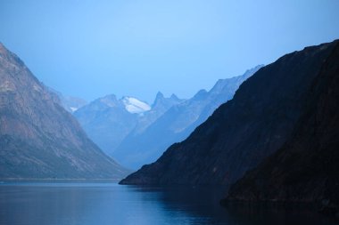 Prins Christian Sund 'da sabahın erken saatlerinde dramatik bir aydınlatma. Gemilerin Grönland' ın güney ucunda kötü havadan uzak durmasını sağlayan bir fiyort.