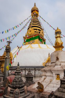 Altın mandela, Swayambhunath Stupa (Maymun Tapınağı) ve maymunlarından gelen renkli dua bayraklarıyla süslenmiş olarak Katmandu 'da popüler bir Budist sitesidir.