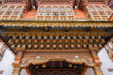 Geleneksel Bhutan süslemeleri Punakha Dzong, Bhutan sınırları içindeki bir dochey (avlu) 'nin dış yüzeyinden