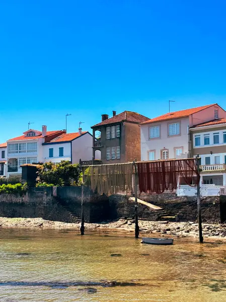 Rıhtım evleri teknesi. Küçük Galiçya köyü. Yüksek kalite fotoğraf