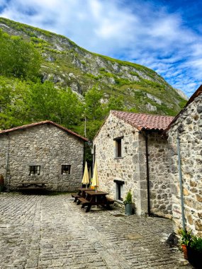 Taş kulübe avlusu. Dağdaki küçük bir köy. Yüksek kalite fotoğraf