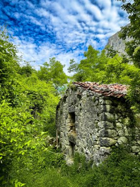 Taş kulübe avlusu. Dağdaki küçük bir köy. Yüksek kalite fotoğraf