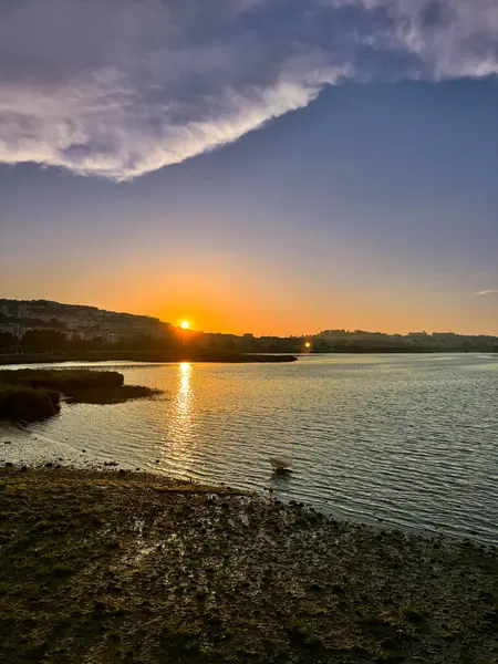 Deniz kenarında günbatımı dingin göl. Yüksek kalite fotoğraf