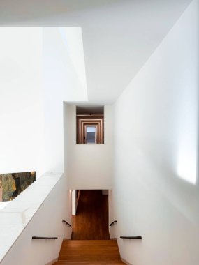 Merdiven beyaz duvarları. Minimalist iç mekan. Yüksek kalite fotoğraf
