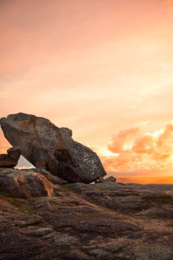 Rocky Sunset manzarası. Gün batımlı büyük bir taş. Yüksek kalite fotoğraf