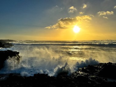 Volkanik bir adada gün batımı. Yüksek kalite fotoğraf