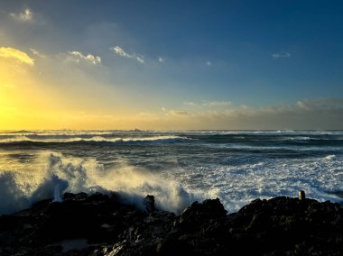 Volkanik bir adada gün batımı. Yüksek kalite fotoğraf
