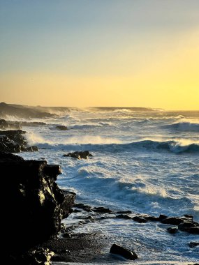 Volkanik bir adada gün batımı. Yüksek kalite fotoğraf