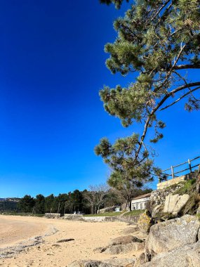 Mavi gökyüzüne karşı terk edilmiş kumsal. Yüksek kalite fotoğraf