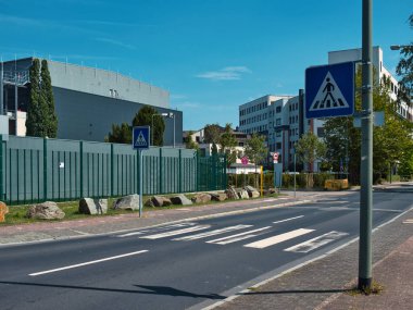 Bir sanayi bölgesinde Almanya 'dan geçen bir zebra.