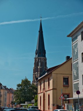 Antoniuskirche Raedelheim Frankfurt 'ta Açık mavi gökyüzüne karşı