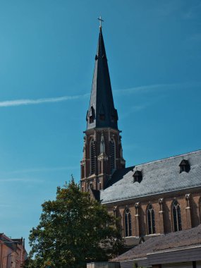 Antoniuskirche Raedelheim Frankfurt 'ta Açık mavi gökyüzüne karşı