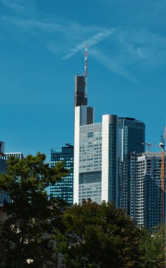 Frankfurt am Main ufuk çizgisinin detaylı çekimi ve kısmi bölümü güzel bir günde