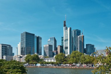 Frankfurt 'ta ufuk çizgisi Ben Main Güzel bulutsuz bir günde Önplanda nehir