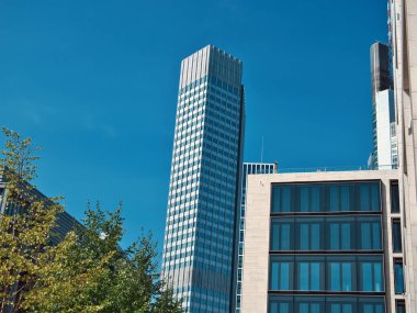 Frankfurt am Main 'de dar bir gökdelen, açık gökyüzü olan küçük binalarla çevrili.