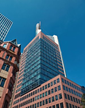 Bir gökdelen, Frankfurt am Main Kırmızı bir cephe ve açık bir gökyüzünde cam bir cephe
