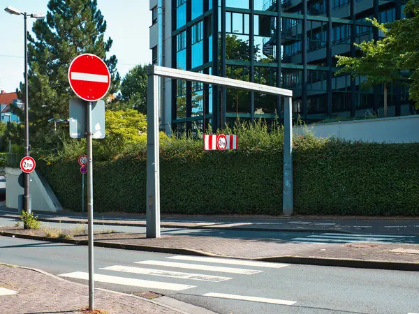 Uyarı levhaları olan bir yol biraz araba kullanamazsınız ve diğer yol belirli bir yükseklikteki kamyonlarla sınırlıdır.