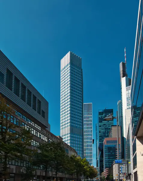 Frankfurt am Main 'de dar bir gökdelen, açık gökyüzü olan küçük binalarla çevrili.