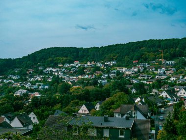 Dağın tepesinden bir Alman köyü alındı.