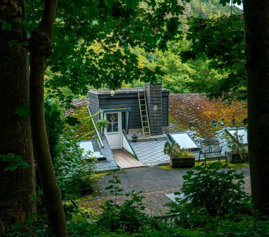 Dağ üzerindeki bir evin girişi. Giriş kapısı çatıda bulunabilir.