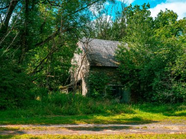 Çifte kapısı olan eski bir taş ahır.