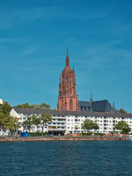Frankfurt 'taki St. Bartholomew Kiliseleri İmparatorluk Katedrali. Sahilden ana cadde ön planda görünüyor.