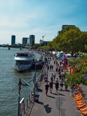 Frankfurt 'taki müze festivali ana caddenin kıyısında bir feribot yanaştı ve kıyıda bir sürü insan yürüyor.