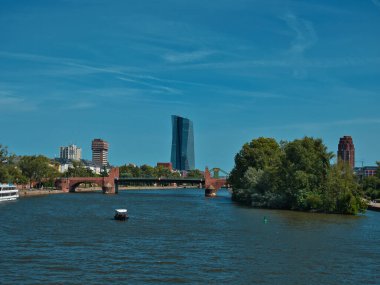 Mayıs ayının ortalarında Avrupa Merkez Bankası 'nın Gökyüzü Kulesi' nde bir köprü ve nehirde yüzen küçük bir tekne.