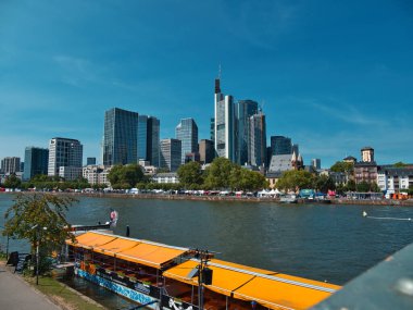 Frankfurt 'un ufuk çizgisi, müze festivalinin olduğu gün. Güneşli bir günde Ana cadde ve teknelerle