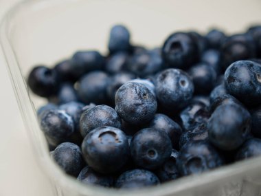 Yaban mersinlerinin sınırlı odaklı plastik ambalajdaki detaylı görüntüsü.