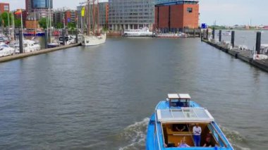 Hamburg, Almanya 'da Elbphilharmonie' ye doğru giden bir gemi.