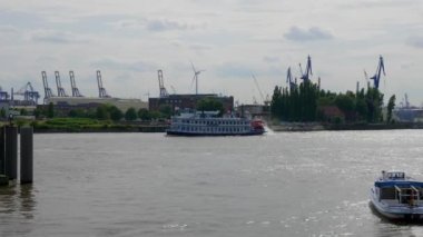 Hamburg, Almanya 'da nehirde giden bir kürek tekeri.