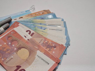 Çıktı ayrıntılarıyla farklı boyut ve şekle sahip Euro Banknotlarının ayrıntılı kayıtları