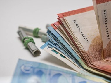 Çıktı ayrıntılarıyla farklı boyut ve şekle sahip Euro Banknotlarının ayrıntılı kayıtları