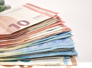 Çıktı ayrıntılarıyla farklı boyut ve şekle sahip Euro Banknotlarının ayrıntılı kayıtları