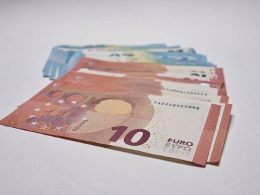 Çıktı ayrıntılarıyla farklı boyut ve şekle sahip Euro Banknotlarının ayrıntılı kayıtları