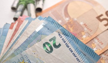 Çıktı ayrıntılarıyla farklı boyut ve şekle sahip Euro Banknotlarının ayrıntılı kayıtları