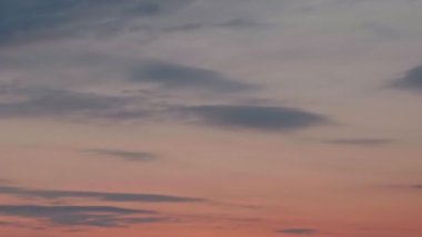 Güneşin battığı ve bulutların turuncu, kırmızı renkte yıkandığı bir zaman çizelgesi.