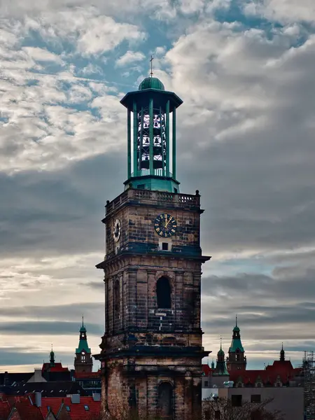 Hannover 'daki Aegidienkirche kulesinin detaylı görüntüsü güzel bulutlu bir gökyüzü altında şehrin çatılarının genel görünüşü.
