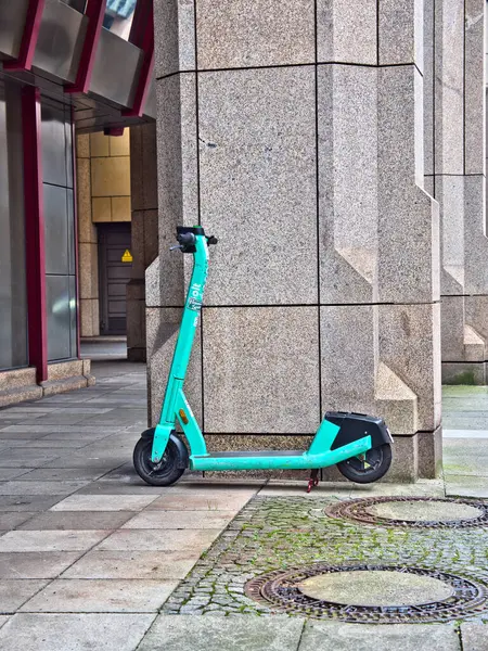 Her zaman merkezi bir sütunda olan ve Almanya 'dan gelen yeşil bir e-scooter.
