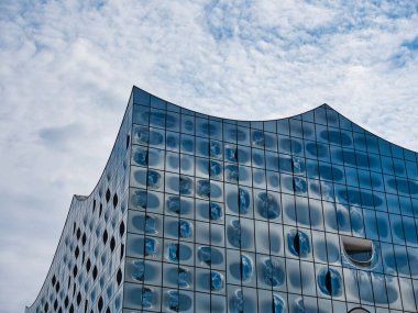 Elbphilharmonie 'nin çatısının bölümlerinin düşük açılı görüntüsü