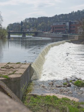Almanya, Hameln 'den Weser Nehri' nin güzel bir görüntüsü.
