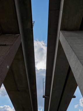 İki köprünün alçak açılı çekimi