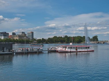 Nehirdeki teknelerin manzarası Hamburg 'daki mavi gökyüzünün altındaki Alster.