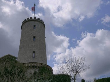 Almanya 'nın Bielefeld kentindeki ünlü Sparrenburg Kalesi' nin alçak açılı çekimi.