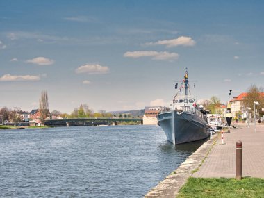 Almanya, Hameln 'deki Weser Nehri' ne büyük bir kargo gemisi yanaştı.