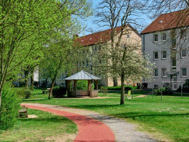 Binaların yanında yeşil bir park