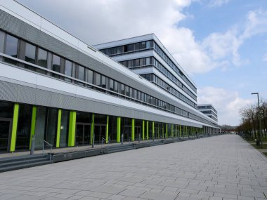 Almanya 'daki Bielefeld Üniversitesi' nin binalarından geçen bir yol.